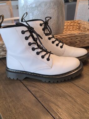 Dr. Martens White Leather Lace-Up Combat Boots w/Black Accents Women's Size 9